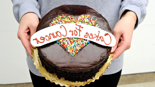 “癌症蛋糕”创始人阿比盖尔·纳撒农拿着蛋糕