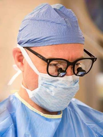 Dr. 皇冠hga025大学洛杉矶分校泌尿科的马克·利特温正在做手术